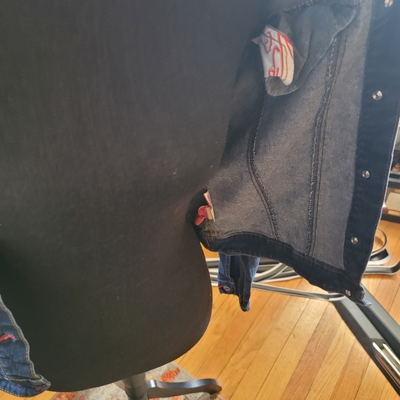 Vintage Echo Dark jean jacket w/ rhino on the back - Picture 3 of 11